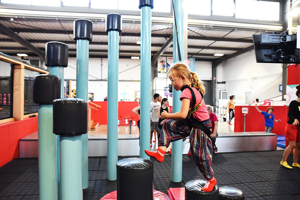 Une petite Fille sur le FunCLimb à Exalto Villeurbanne